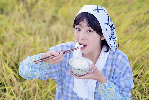 ブレンド米を美味しそうに食べる農業女子