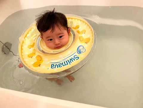 スイマーバをつけてお風呂に入る生後4か月の赤ちゃん